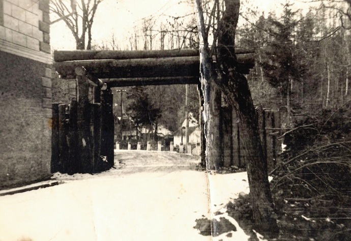 Za protektorátu Čechy a Morava byla vesnice na českém území, tady stál jeden ze dvou hraničních přechodů, které do ní vedly. Pas byl nutností.
