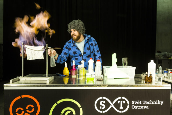 Populární science show v Divadle vědy v ostravském Velkém světě techniky.
Populární science show v Divadle vědy v ostravském Velkém světě techniky.