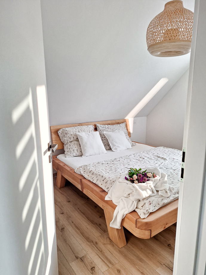 Toužili po domě. A jejich přání se nakonec proměnilo ve skutečnost. Malý domek se stal jejich opravdovým domovem. 
