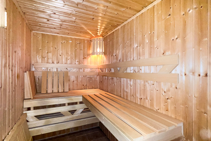Rodinný dům disponuje dvěma plně oddělenými byty, každý s vlastním vstupem, terasou, koupelnou a kuchyní. Je to ideální místo k vícegeneračnímu bydlení. Celý interiér působí svěže, útulně a přívětivě. Převládá v něm dřevo a světlé barvy.

