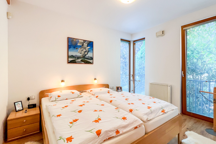 Rodinný dům disponuje dvěma plně oddělenými byty, každý s vlastním vstupem, terasou, koupelnou a kuchyní. Je to ideální místo k vícegeneračnímu bydlení. Celý interiér působí svěže, útulně a přívětivě. Převládá v něm dřevo a světlé barvy.
