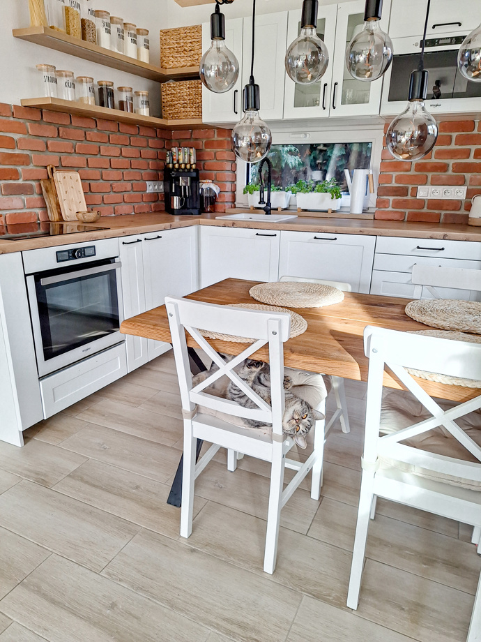 Toužili po domě. A jejich přání se nakonec proměnilo ve skutečnost. Malý domek se stal jejich opravdovým domovem. 
