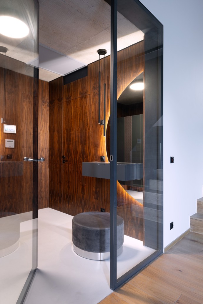 Projekt rekonstrukce mezonetového bytu v Praze přetvořil interiér v luxusní prostor s důrazem na kvalitní materiály a provedení. Majitel si přál moderní bydlení s prostorným sprchovým koutem, saunou a pánskou šatnou. Skleněný nábytek, kouřová zrcadla a designová svítidla vytvářejí harmonický celek.
Projekt rekonstrukce mezonetového bytu v Praze přetvořil interiér v luxusní prostor s důrazem na kvalitní materiály a provedení. Majitel si přál moderní bydlení s prostorným sprchovým koutem, saunou a pánskou šatnou. Skleněný nábytek, kouřová zrcadla a designová svítidla vytvářejí harmonický celek.