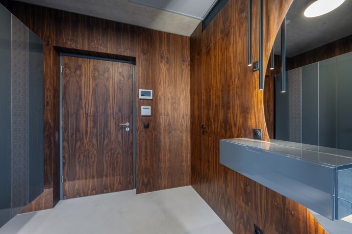 Projekt rekonstrukce mezonetového bytu v Praze přetvořil interiér v luxusní prostor s důrazem na kvalitní materiály a provedení. Majitel si přál moderní bydlení s prostorným sprchovým koutem, saunou a pánskou šatnou. Skleněný nábytek, kouřová zrcadla a designová svítidla vytvářejí harmonický celek.
Projekt rekonstrukce mezonetového bytu v Praze přetvořil interiér v luxusní prostor s důrazem na kvalitní materiály a provedení. Majitel si přál moderní bydlení s prostorným sprchovým koutem, saunou a pánskou šatnou. Skleněný nábytek, kouřová zrcadla a designová svítidla vytvářejí harmonický celek.
