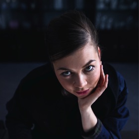 Kateřina Handlová – Umělecká ředitelka značky Rückl. Vyrostla v rodině sklářských výtvarníků. Své designérské zkušenosti sbírala po celém světě. Navrhovala svítidla, například pro českou značku Lasvit.
Kateřina Handlová – Umělecká ředitelka značky Rückl. Vyrostla v rodině sklářských výtvarníků. Své designérské zkušenosti sbírala po celém světě. Navrhovala svítidla, například pro českou značku Lasvit.
