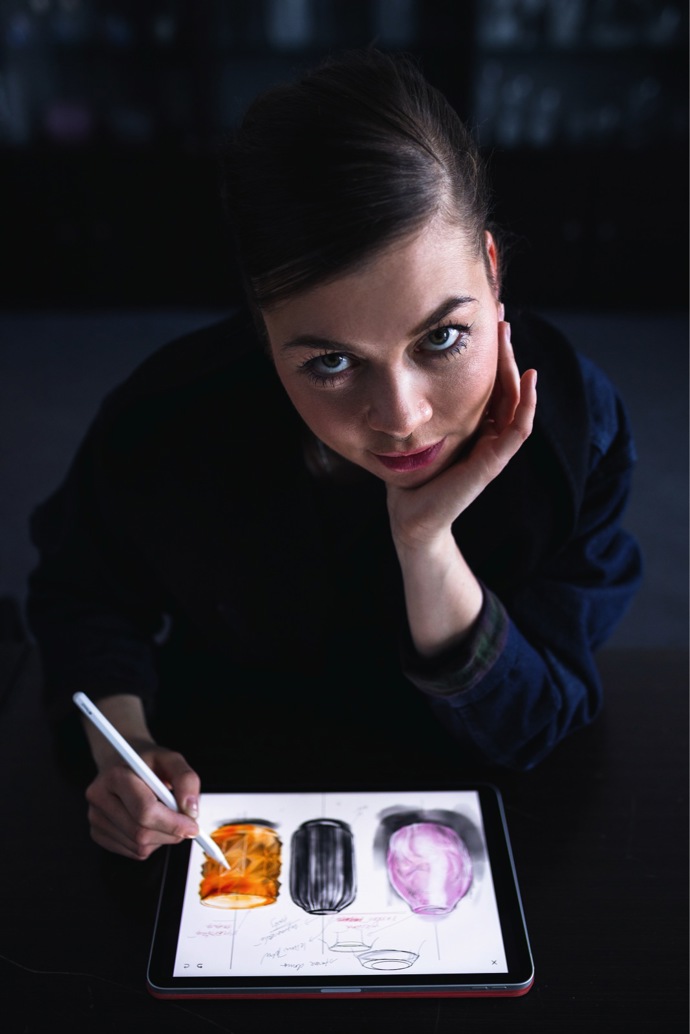 Kateřina Handlová – Umělecká ředitelka značky Rückl. Vyrostla v rodině sklářských výtvarníků. Své designérské zkušenosti sbírala po celém světě. Navrhovala svítidla, například pro českou značku Lasvit.
Kateřina Handlová – Umělecká ředitelka značky Rückl. Vyrostla v rodině sklářských výtvarníků. Své designérské zkušenosti sbírala po celém světě. Navrhovala svítidla, například pro českou značku Lasvit.