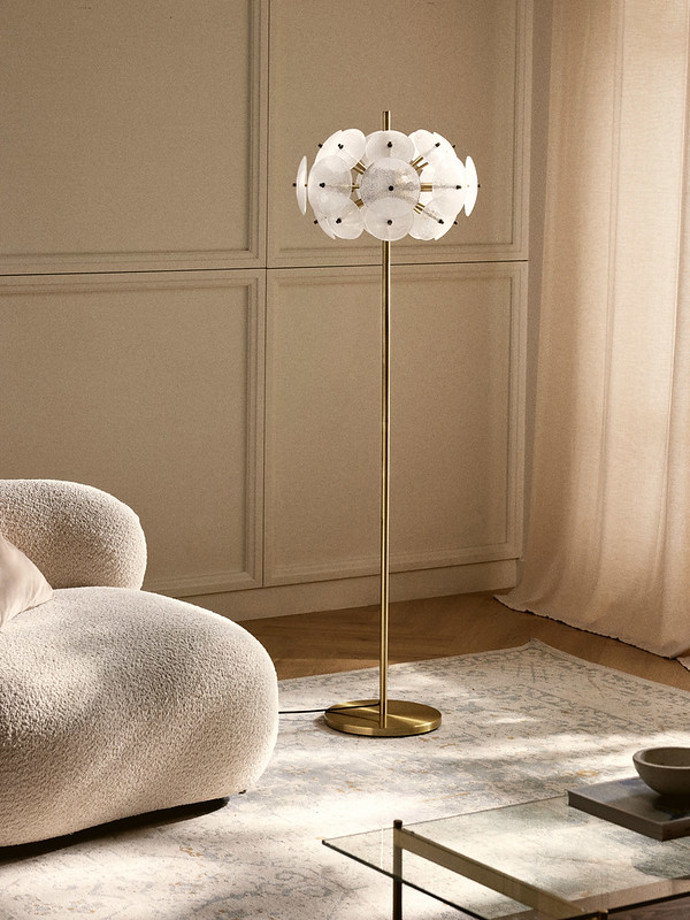 Stojací skleněná lampa Mireille, Westwing Collection, 11 699 Kč
