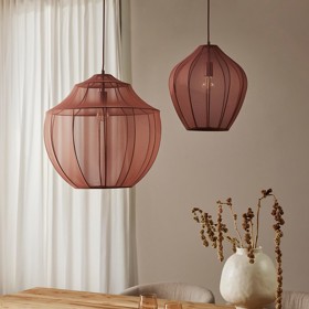 Závěsné svítidlo ze síťoviny Beau, Westwing Collection, 2 299 Kč

