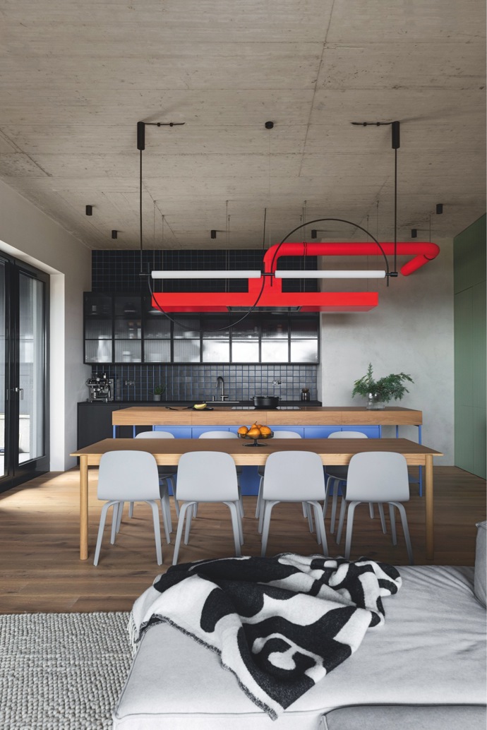 Studio ti architekti dalo projektu název Mezonet s muralem, ale my v redakci mu neřekneme jinak než Kolbenka. Byt v novostavbě se nachází přímo u starých pražských fabrik založených fenomenálním českým podnikatelem a sousloví „jít do Kolbenky“ tu najednou získává poněkud radostnější rozměr – a uvnitř je to úplná pohádka!

