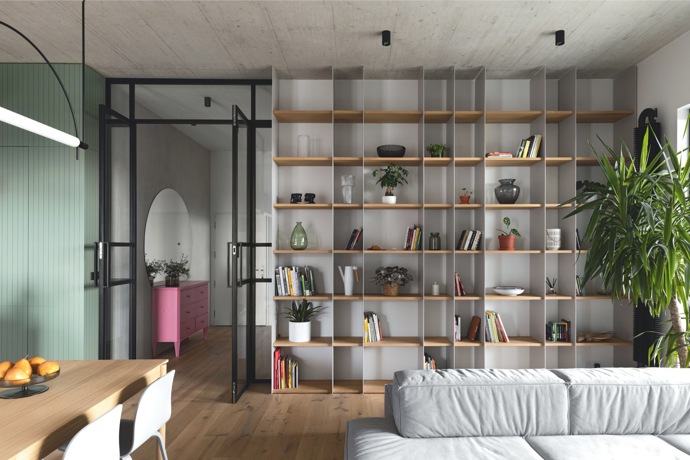 Studio ti architekti dalo projektu název Mezonet s muralem, ale my v redakci mu neřekneme jinak než Kolbenka. Byt v novostavbě se nachází přímo u starých pražských fabrik založených fenomenálním českým podnikatelem a sousloví „jít do Kolbenky“ tu najednou získává poněkud radostnější rozměr – a uvnitř je to úplná pohádka!
