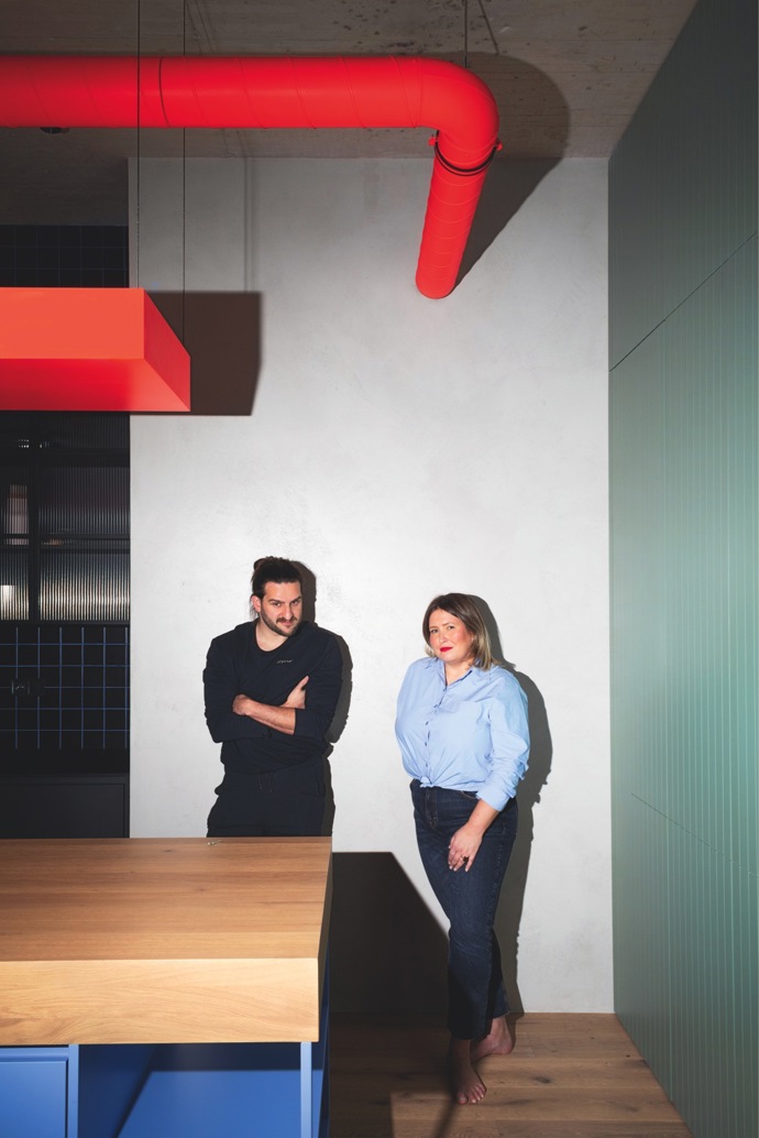 Studio ti architekti dalo projektu název Mezonet s muralem, ale my v redakci mu neřekneme jinak než Kolbenka. Byt v novostavbě se nachází přímo u starých pražských fabrik založených fenomenálním českým podnikatelem a sousloví „jít do Kolbenky“ tu najednou získává poněkud radostnější rozměr – a uvnitř je to úplná pohádka!
