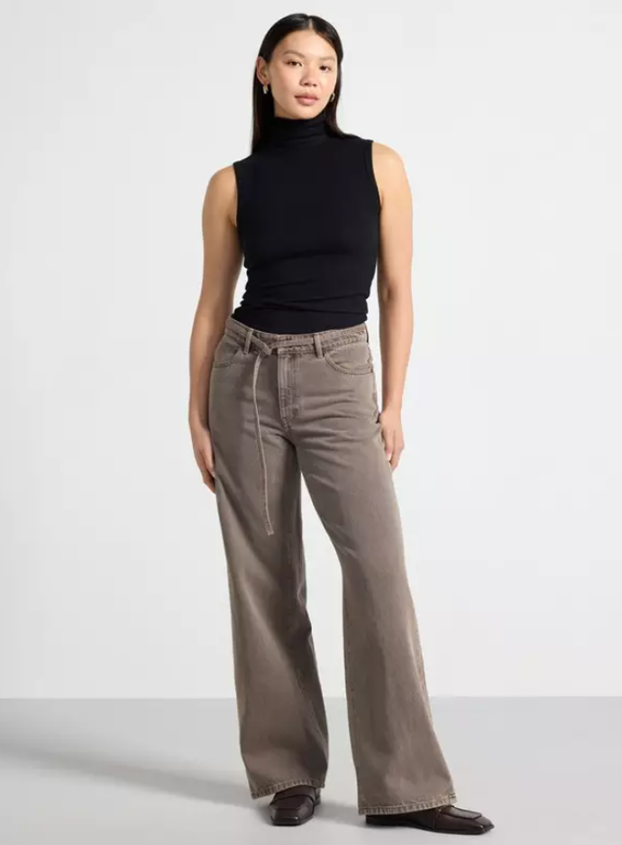 Hnědé džíny, H&M, 1199 Kč
Hnědé džíny, H&M, 1199 Kč