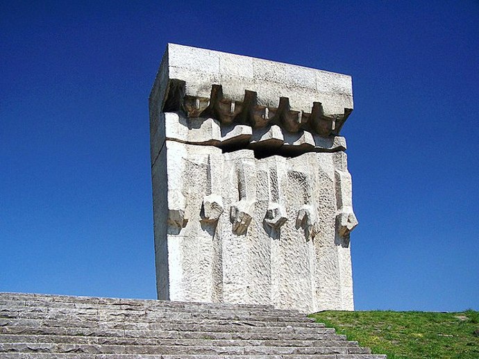 Pomník na místě koncentračního tábora Krakov-Płaszów
Pomník na místě koncentračního tábora Krakov-Płaszów