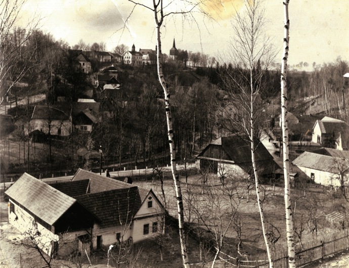 Za protektorátu Čechy a Morava byla vesnice na českém území, tady stál jeden ze dvou hraničních přechodů, které do ní vedly. Pas byl nutností.
