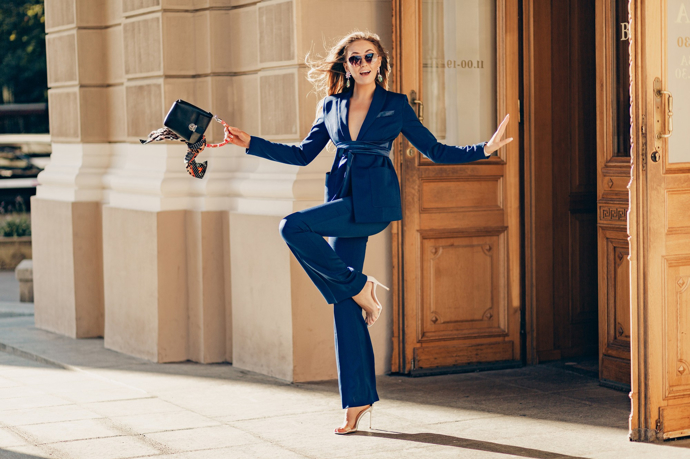 žena v elegantním kalhotovém kostýmku 