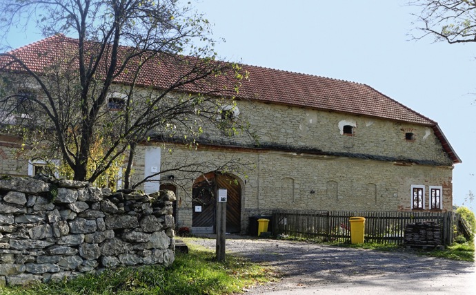 Za protektorátu Čechy a Morava byla vesnice na českém území, tady stál jeden ze dvou hraničních přechodů, které do ní vedly. Pas byl nutností.
