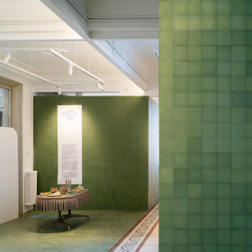 Původní mozaikové podlahy, moderní umění a důmyslná architektura. Podívejte se, jak se 300 metrů čtverečních historie stalo unikátním bydlením. Renovace bytu v Granadě přinesla nejen návrat k historickým kořenům, ale i zcela nový způsob, jak prezentovat současné umění.
Původní mozaikové podlahy, moderní umění a důmyslná architektura. Podívejte se, jak se 300 metrů čtverečních historie stalo unikátním bydlením. Renovace bytu v Granadě přinesla nejen návrat k historickým kořenům, ale i zcela nový způsob, jak prezentovat současné umění.