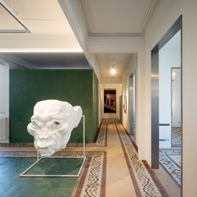Původní mozaikové podlahy, moderní umění a důmyslná architektura. Podívejte se, jak se 300 metrů čtverečních historie stalo unikátním bydlením. Renovace bytu v Granadě přinesla nejen návrat k historickým kořenům, ale i zcela nový způsob, jak prezentovat současné umění.
Původní mozaikové podlahy, moderní umění a důmyslná architektura. Podívejte se, jak se 300 metrů čtverečních historie stalo unikátním bydlením. Renovace bytu v Granadě přinesla nejen návrat k historickým kořenům, ale i zcela nový způsob, jak prezentovat současné umění.
