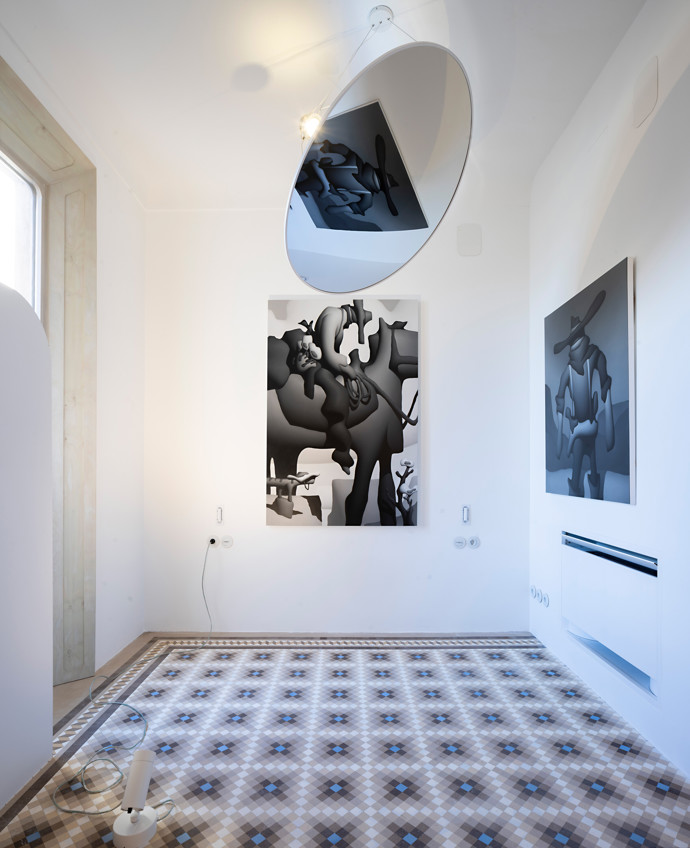 Původní mozaikové podlahy, moderní umění a důmyslná architektura. Podívejte se, jak se 300 metrů čtverečních historie stalo unikátním bydlením. Renovace bytu v Granadě přinesla nejen návrat k historickým kořenům, ale i zcela nový způsob, jak prezentovat současné umění.
Původní mozaikové podlahy, moderní umění a důmyslná architektura. Podívejte se, jak se 300 metrů čtverečních historie stalo unikátním bydlením. Renovace bytu v Granadě přinesla nejen návrat k historickým kořenům, ale i zcela nový způsob, jak prezentovat současné umění.