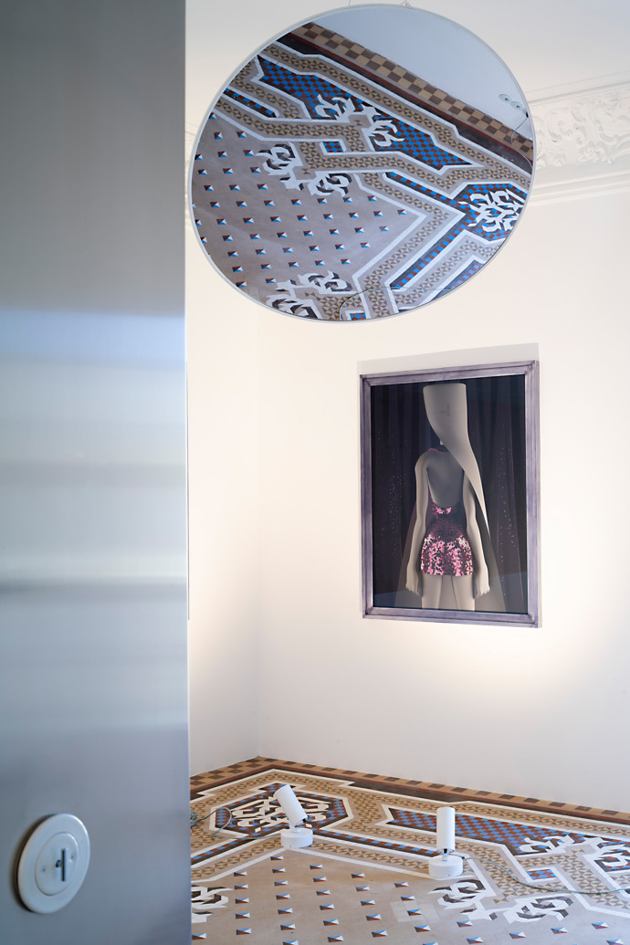 Původní mozaikové podlahy, moderní umění a důmyslná architektura. Podívejte se, jak se 300 metrů čtverečních historie stalo unikátním bydlením. Renovace bytu v Granadě přinesla nejen návrat k historickým kořenům, ale i zcela nový způsob, jak prezentovat současné umění.
Původní mozaikové podlahy, moderní umění a důmyslná architektura. Podívejte se, jak se 300 metrů čtverečních historie stalo unikátním bydlením. Renovace bytu v Granadě přinesla nejen návrat k historickým kořenům, ale i zcela nový způsob, jak prezentovat současné umění.