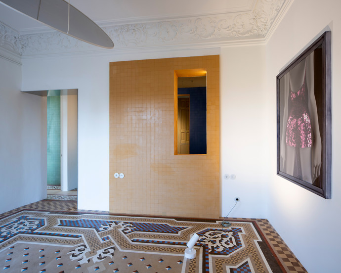Původní mozaikové podlahy, moderní umění a důmyslná architektura. Podívejte se, jak se 300 metrů čtverečních historie stalo unikátním bydlením. Renovace bytu v Granadě přinesla nejen návrat k historickým kořenům, ale i zcela nový způsob, jak prezentovat současné umění.
Původní mozaikové podlahy, moderní umění a důmyslná architektura. Podívejte se, jak se 300 metrů čtverečních historie stalo unikátním bydlením. Renovace bytu v Granadě přinesla nejen návrat k historickým kořenům, ale i zcela nový způsob, jak prezentovat současné umění.