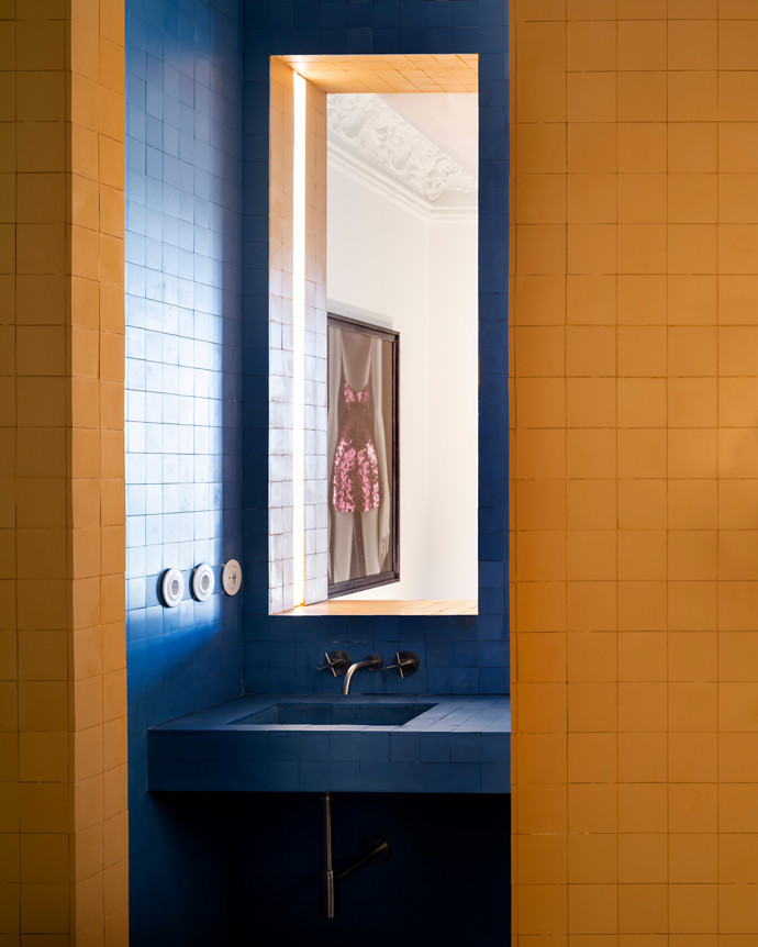 Původní mozaikové podlahy, moderní umění a důmyslná architektura. Podívejte se, jak se 300 metrů čtverečních historie stalo unikátním bydlením. Renovace bytu v Granadě přinesla nejen návrat k historickým kořenům, ale i zcela nový způsob, jak prezentovat současné umění.
Původní mozaikové podlahy, moderní umění a důmyslná architektura. Podívejte se, jak se 300 metrů čtverečních historie stalo unikátním bydlením. Renovace bytu v Granadě přinesla nejen návrat k historickým kořenům, ale i zcela nový způsob, jak prezentovat současné umění.