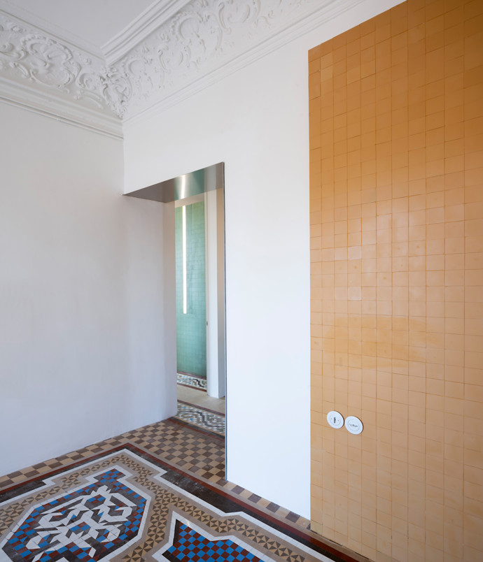 Původní mozaikové podlahy, moderní umění a důmyslná architektura. Podívejte se, jak se 300 metrů čtverečních historie stalo unikátním bydlením. Renovace bytu v Granadě přinesla nejen návrat k historickým kořenům, ale i zcela nový způsob, jak prezentovat současné umění.
Původní mozaikové podlahy, moderní umění a důmyslná architektura. Podívejte se, jak se 300 metrů čtverečních historie stalo unikátním bydlením. Renovace bytu v Granadě přinesla nejen návrat k historickým kořenům, ale i zcela nový způsob, jak prezentovat současné umění.