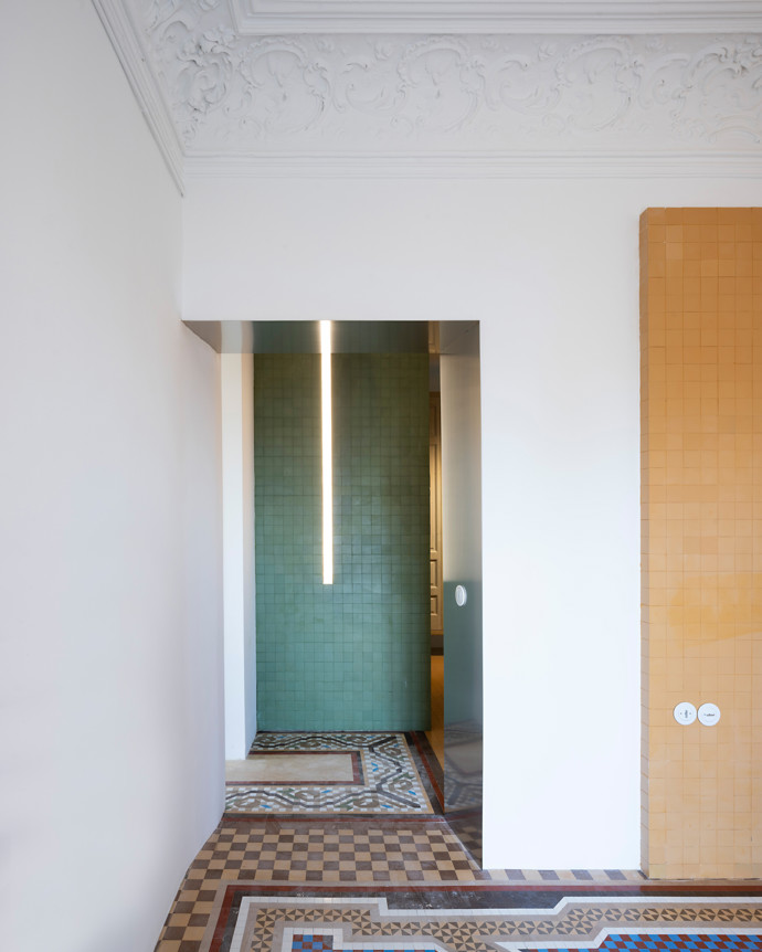 Původní mozaikové podlahy, moderní umění a důmyslná architektura. Podívejte se, jak se 300 metrů čtverečních historie stalo unikátním bydlením. Renovace bytu v Granadě přinesla nejen návrat k historickým kořenům, ale i zcela nový způsob, jak prezentovat současné umění.
Původní mozaikové podlahy, moderní umění a důmyslná architektura. Podívejte se, jak se 300 metrů čtverečních historie stalo unikátním bydlením. Renovace bytu v Granadě přinesla nejen návrat k historickým kořenům, ale i zcela nový způsob, jak prezentovat současné umění.