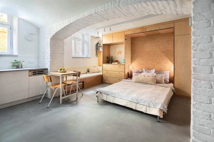 Na to, že jde o studio pro práci a příležitostné přespání, vypadá interiér suterénu s okny směrem do dvora opravdu velmi přívětivě. Architektkám z Anny architects, které se ujaly přestavby, ale projekt přinesl i pár bezesných nocí.
