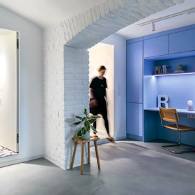 Na to, že jde o studio pro práci a příležitostné přespání, vypadá interiér suterénu s okny směrem do dvora opravdu velmi přívětivě. Architektkám z Anny architects, které se ujaly přestavby, ale projekt přinesl i pár bezesných nocí.
