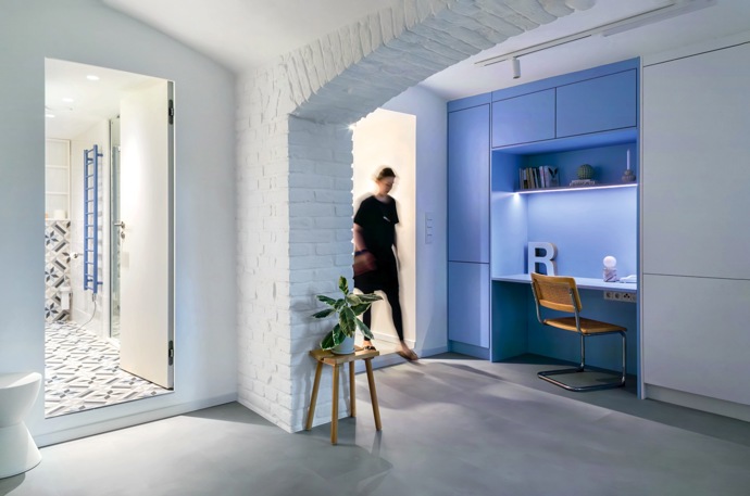 Na to, že jde o studio pro práci a příležitostné přespání, vypadá interiér suterénu s okny směrem do dvora opravdu velmi přívětivě. Architektkám z Anny architects, které se ujaly přestavby, ale projekt přinesl i pár bezesných nocí.
