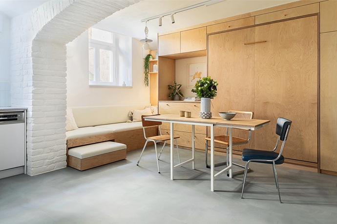 Na to, že jde o studio pro práci a příležitostné přespání, vypadá interiér suterénu s okny směrem do dvora opravdu velmi přívětivě. Architektkám z Anny architects, které se ujaly přestavby, ale projekt přinesl i pár bezesných nocí.

