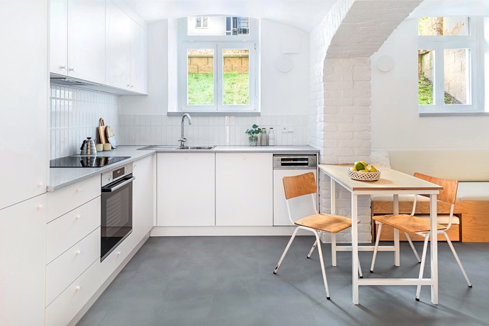Na to, že jde o studio pro práci a příležitostné přespání, vypadá interiér suterénu s okny směrem do dvora opravdu velmi přívětivě. Architektkám z Anny architects, které se ujaly přestavby, ale projekt přinesl i pár bezesných nocí.
