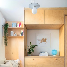 Na to, že jde o studio pro práci a příležitostné přespání, vypadá interiér suterénu s okny směrem do dvora opravdu velmi přívětivě. Architektkám z Anny architects, které se ujaly přestavby, ale projekt přinesl i pár bezesných nocí.
