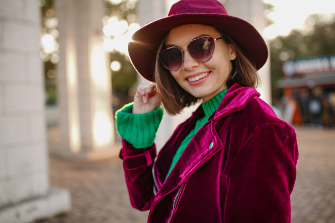 Bordó a třešňová jsou, spolu s hnědou a béžovou, nejvíce trendy barvami letošního roku, pořiďte si proto stylové doplňky, jako klobouk, boty nebo kabelku v těchto barvách
