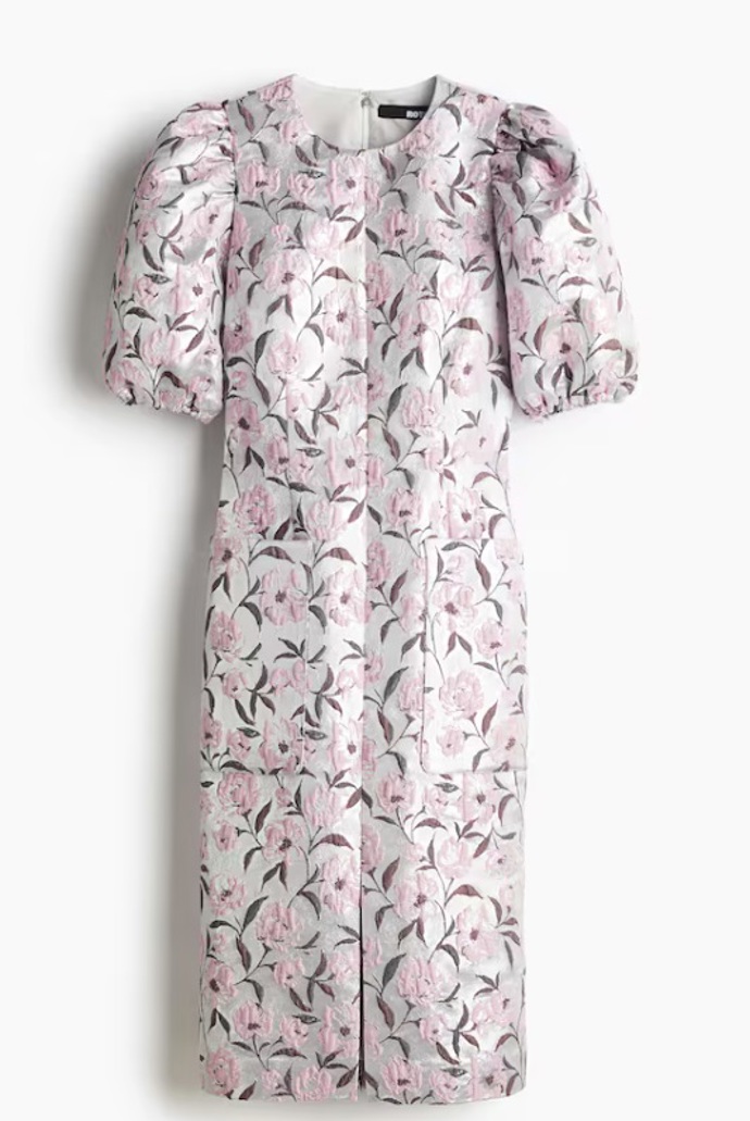 Brokátové midi šaty s nabíraným rukávem, H&M, 7 299 Kč
