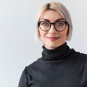 Při sladění účesu a brýlí, bez ohledu na to, zda dioptrických nebo slunečních, se ujistěte, že brýle nepřekrývají linie vašeho střihu nebo ofiny.
