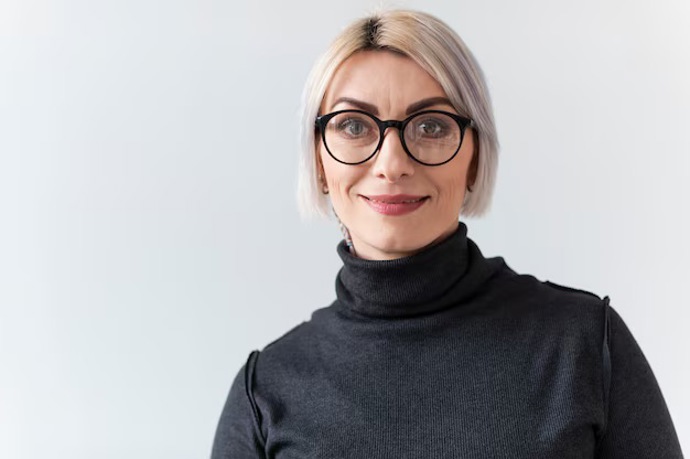 Při sladění účesu a brýlí, bez ohledu na to, zda dioptrických nebo slunečních, se ujistěte, že brýle nepřekrývají linie vašeho střihu nebo ofiny.
