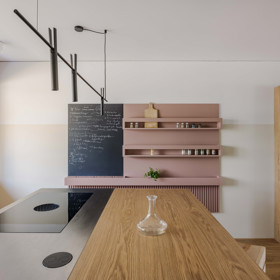 V Nidau vznikl byt, který překonává veškerá očekávání. Minimalistický interiér plný chytrých řešení, opticky propojené zóny a dechberoucí výhled na kanál Zihl tvoří dokonalé bydlení pro moderní rodinu.

