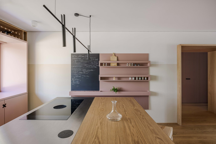V Nidau vznikl byt, který překonává veškerá očekávání. Minimalistický interiér plný chytrých řešení, opticky propojené zóny a dechberoucí výhled na kanál Zihl tvoří dokonalé bydlení pro moderní rodinu.
V Nidau vznikl byt, který překonává veškerá očekávání. Minimalistický interiér plný chytrých řešení, opticky propojené zóny a dechberoucí výhled na kanál Zihl tvoří dokonalé bydlení pro moderní rodinu.