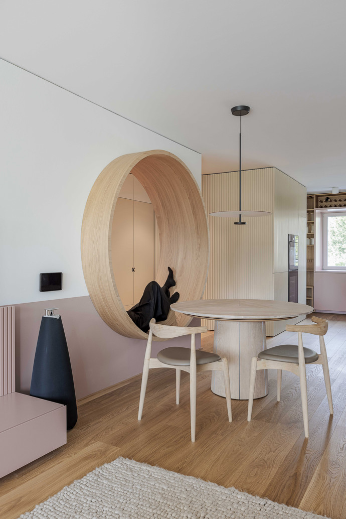 V Nidau vznikl byt, který překonává veškerá očekávání. Minimalistický interiér plný chytrých řešení, opticky propojené zóny a dechberoucí výhled na kanál Zihl tvoří dokonalé bydlení pro moderní rodinu.
V Nidau vznikl byt, který překonává veškerá očekávání. Minimalistický interiér plný chytrých řešení, opticky propojené zóny a dechberoucí výhled na kanál Zihl tvoří dokonalé bydlení pro moderní rodinu.