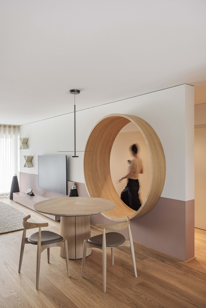 V Nidau vznikl byt, který překonává veškerá očekávání. Minimalistický interiér plný chytrých řešení, opticky propojené zóny a dechberoucí výhled na kanál Zihl tvoří dokonalé bydlení pro moderní rodinu.
V Nidau vznikl byt, který překonává veškerá očekávání. Minimalistický interiér plný chytrých řešení, opticky propojené zóny a dechberoucí výhled na kanál Zihl tvoří dokonalé bydlení pro moderní rodinu.