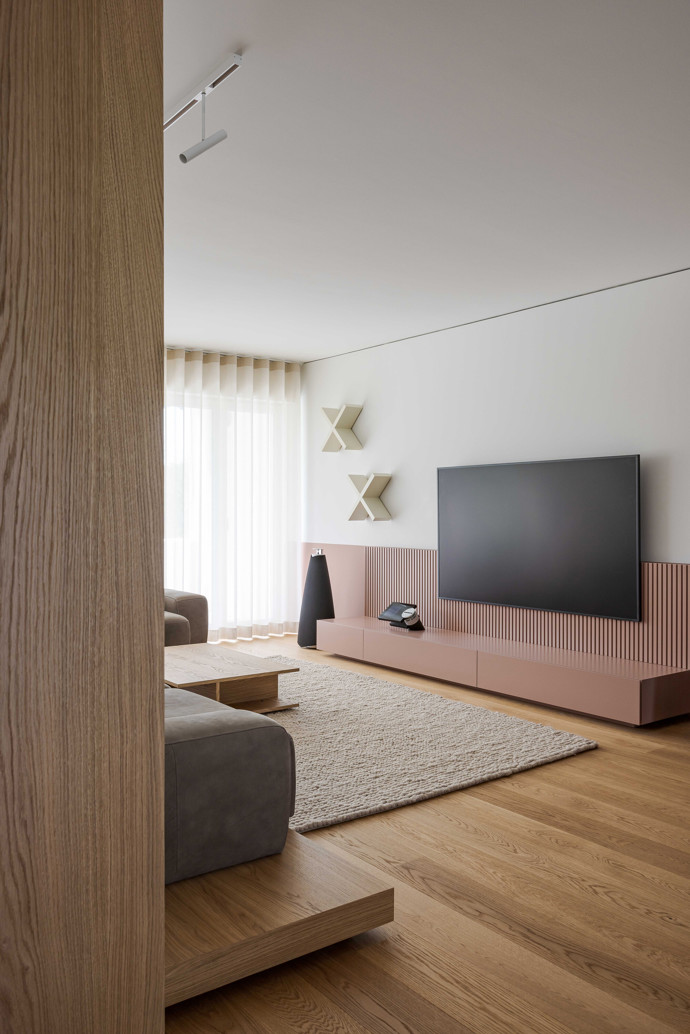 V Nidau vznikl byt, který překonává veškerá očekávání. Minimalistický interiér plný chytrých řešení, opticky propojené zóny a dechberoucí výhled na kanál Zihl tvoří dokonalé bydlení pro moderní rodinu.
V Nidau vznikl byt, který překonává veškerá očekávání. Minimalistický interiér plný chytrých řešení, opticky propojené zóny a dechberoucí výhled na kanál Zihl tvoří dokonalé bydlení pro moderní rodinu.