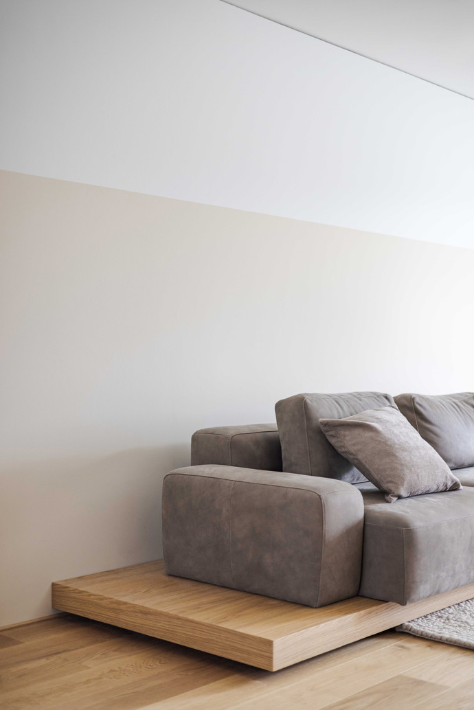 V Nidau vznikl byt, který překonává veškerá očekávání. Minimalistický interiér plný chytrých řešení, opticky propojené zóny a dechberoucí výhled na kanál Zihl tvoří dokonalé bydlení pro moderní rodinu.
V Nidau vznikl byt, který překonává veškerá očekávání. Minimalistický interiér plný chytrých řešení, opticky propojené zóny a dechberoucí výhled na kanál Zihl tvoří dokonalé bydlení pro moderní rodinu.