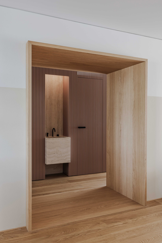 V Nidau vznikl byt, který překonává veškerá očekávání. Minimalistický interiér plný chytrých řešení, opticky propojené zóny a dechberoucí výhled na kanál Zihl tvoří dokonalé bydlení pro moderní rodinu.
V Nidau vznikl byt, který překonává veškerá očekávání. Minimalistický interiér plný chytrých řešení, opticky propojené zóny a dechberoucí výhled na kanál Zihl tvoří dokonalé bydlení pro moderní rodinu.