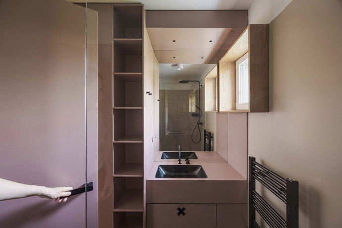 V Nidau vznikl byt, který překonává veškerá očekávání. Minimalistický interiér plný chytrých řešení, opticky propojené zóny a dechberoucí výhled na kanál Zihl tvoří dokonalé bydlení pro moderní rodinu.
V Nidau vznikl byt, který překonává veškerá očekávání. Minimalistický interiér plný chytrých řešení, opticky propojené zóny a dechberoucí výhled na kanál Zihl tvoří dokonalé bydlení pro moderní rodinu.