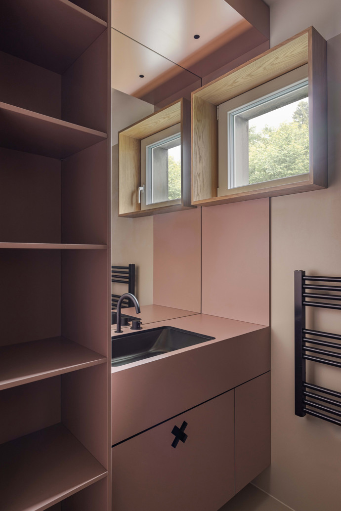 V Nidau vznikl byt, který překonává veškerá očekávání. Minimalistický interiér plný chytrých řešení, opticky propojené zóny a dechberoucí výhled na kanál Zihl tvoří dokonalé bydlení pro moderní rodinu.
V Nidau vznikl byt, který překonává veškerá očekávání. Minimalistický interiér plný chytrých řešení, opticky propojené zóny a dechberoucí výhled na kanál Zihl tvoří dokonalé bydlení pro moderní rodinu.