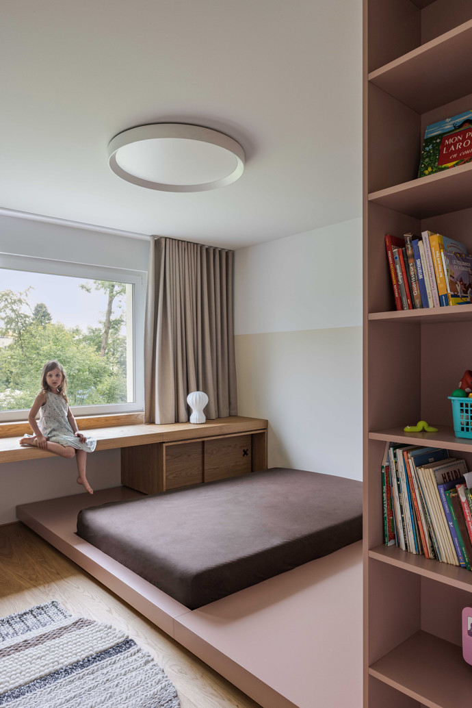 V Nidau vznikl byt, který překonává veškerá očekávání. Minimalistický interiér plný chytrých řešení, opticky propojené zóny a dechberoucí výhled na kanál Zihl tvoří dokonalé bydlení pro moderní rodinu.
V Nidau vznikl byt, který překonává veškerá očekávání. Minimalistický interiér plný chytrých řešení, opticky propojené zóny a dechberoucí výhled na kanál Zihl tvoří dokonalé bydlení pro moderní rodinu.