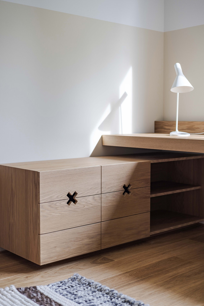 V Nidau vznikl byt, který překonává veškerá očekávání. Minimalistický interiér plný chytrých řešení, opticky propojené zóny a dechberoucí výhled na kanál Zihl tvoří dokonalé bydlení pro moderní rodinu.
V Nidau vznikl byt, který překonává veškerá očekávání. Minimalistický interiér plný chytrých řešení, opticky propojené zóny a dechberoucí výhled na kanál Zihl tvoří dokonalé bydlení pro moderní rodinu.