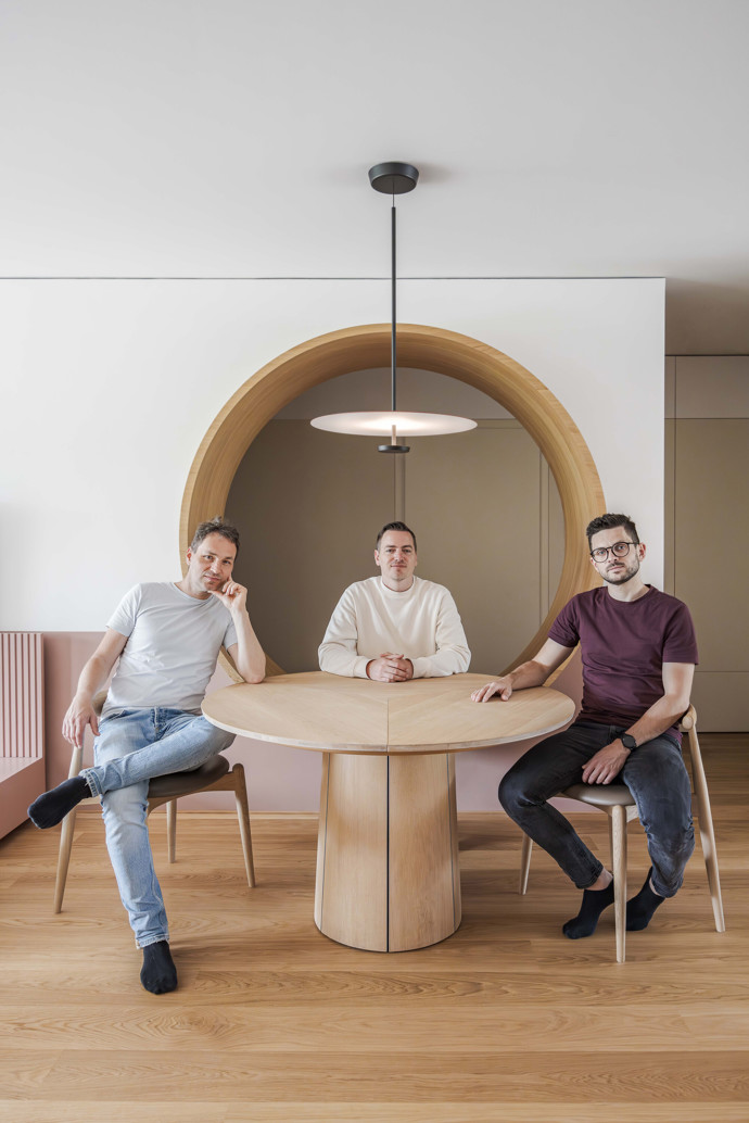 V Nidau vznikl byt, který překonává veškerá očekávání. Minimalistický interiér plný chytrých řešení, opticky propojené zóny a dechberoucí výhled na kanál Zihl tvoří dokonalé bydlení pro moderní rodinu.
V Nidau vznikl byt, který překonává veškerá očekávání. Minimalistický interiér plný chytrých řešení, opticky propojené zóny a dechberoucí výhled na kanál Zihl tvoří dokonalé bydlení pro moderní rodinu.